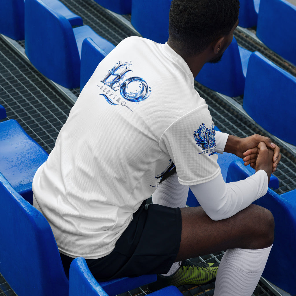 Maillot Sport All Over Unisexe H2O RESPIRO blanc, en tissu technique, porté par un homme assis dans des tribunes bleues.