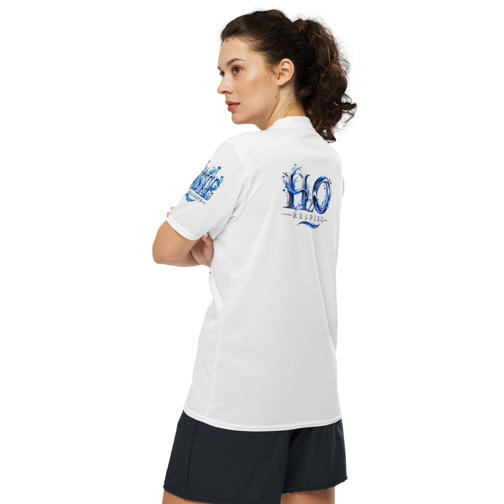 Maillot Sport All Over Unisexe H2O Respiro blanc en matière textile, porté par une femme de dos avec logo bleu sur la manche et le dos.