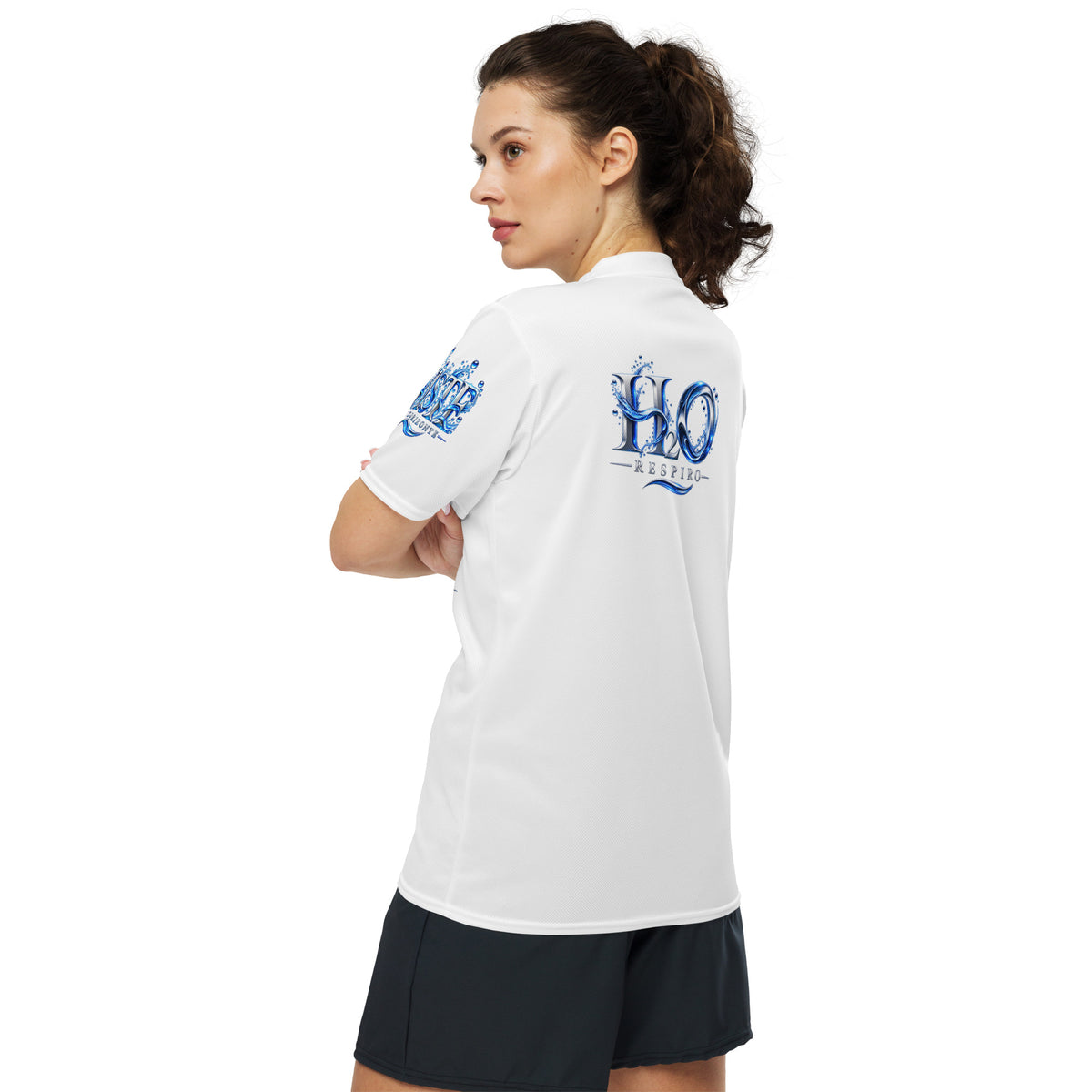 Maillot Sport All Over Unisexe H2O Respiro blanc en matière textile, porté par une femme de dos avec logo bleu sur la manche et le dos.