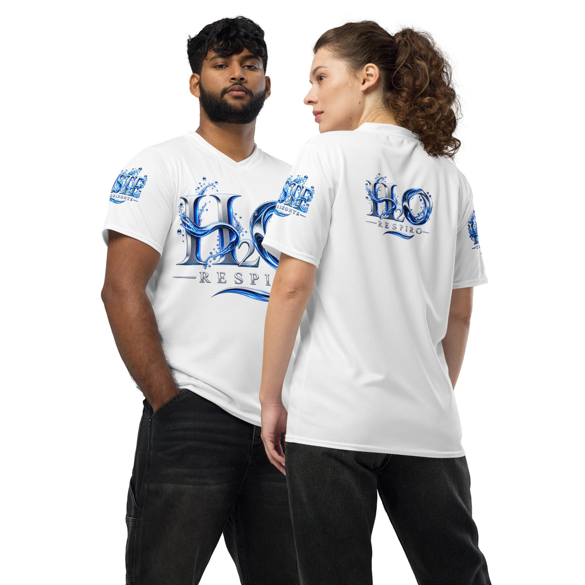 Maillot sport unisexe H2O RESPIRO blanc en matière textile, porté par un homme et une femme de dos et de profil sur fond blanc.