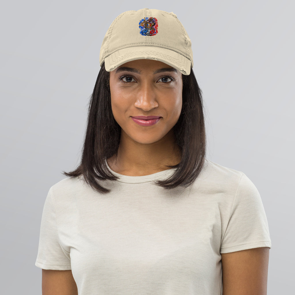 Casquette Dragon Flow – Édition France de H2O RESPIRO, en coton beige avec logo dragon brodé multicolore, portée par une femme en t-shirt clair sur fond gris.