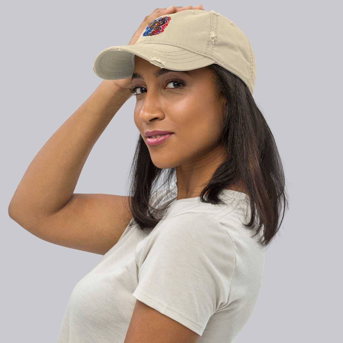 Casquette Dragon Flow – Édition France de H2O RESPIRO, beige, portée par une femme en t-shirt blanc, avec un motif dragon brodé sur le devant.