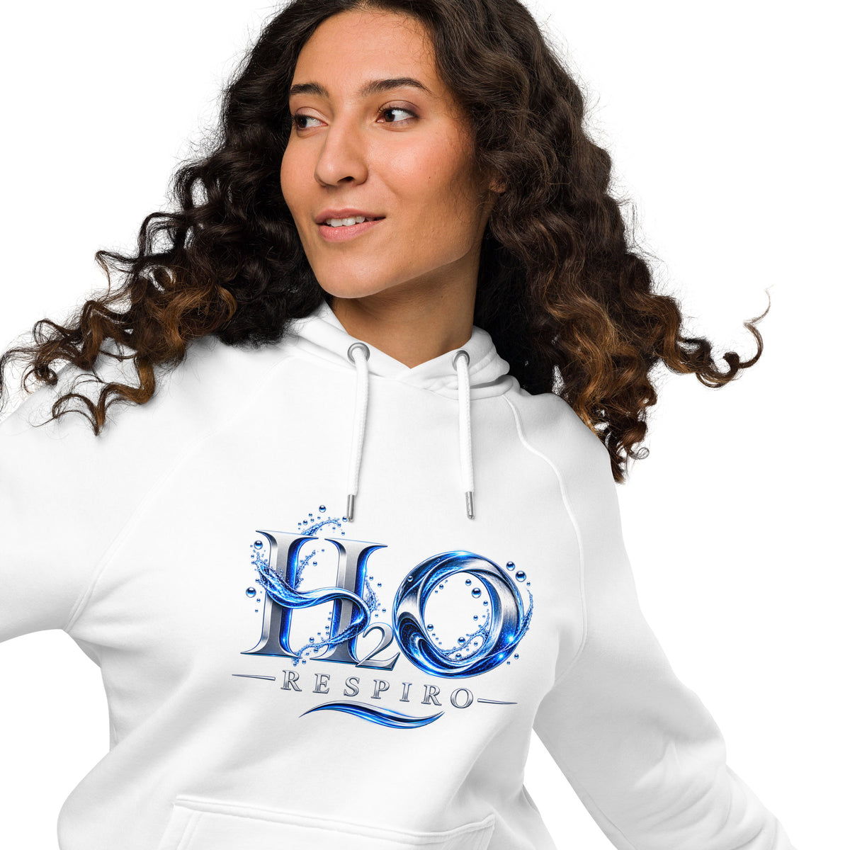 Sweat à capuche écologique H2O RESPIRO blanc, porté par une femme aux cheveux bouclés, avec logo bleu H2O RESPIRO imprimé sur la poitrine.