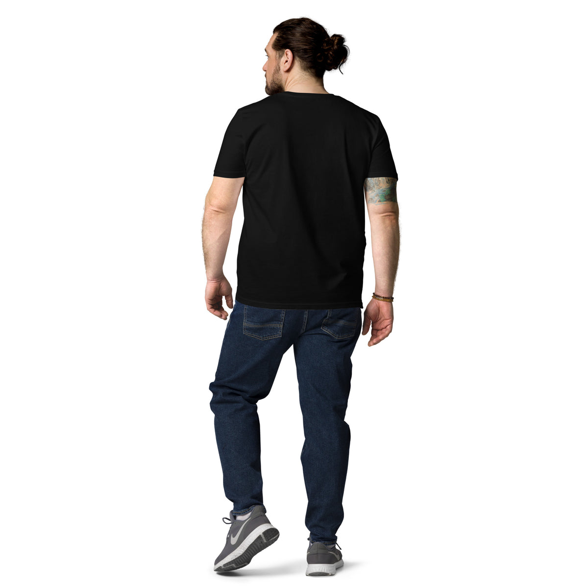 T-shirt unisexe Dragon Flow – Édition Japon de H2O RESPIRO, noir, en coton, porté de dos avec un jean bleu et des baskets grises sur fond blanc.