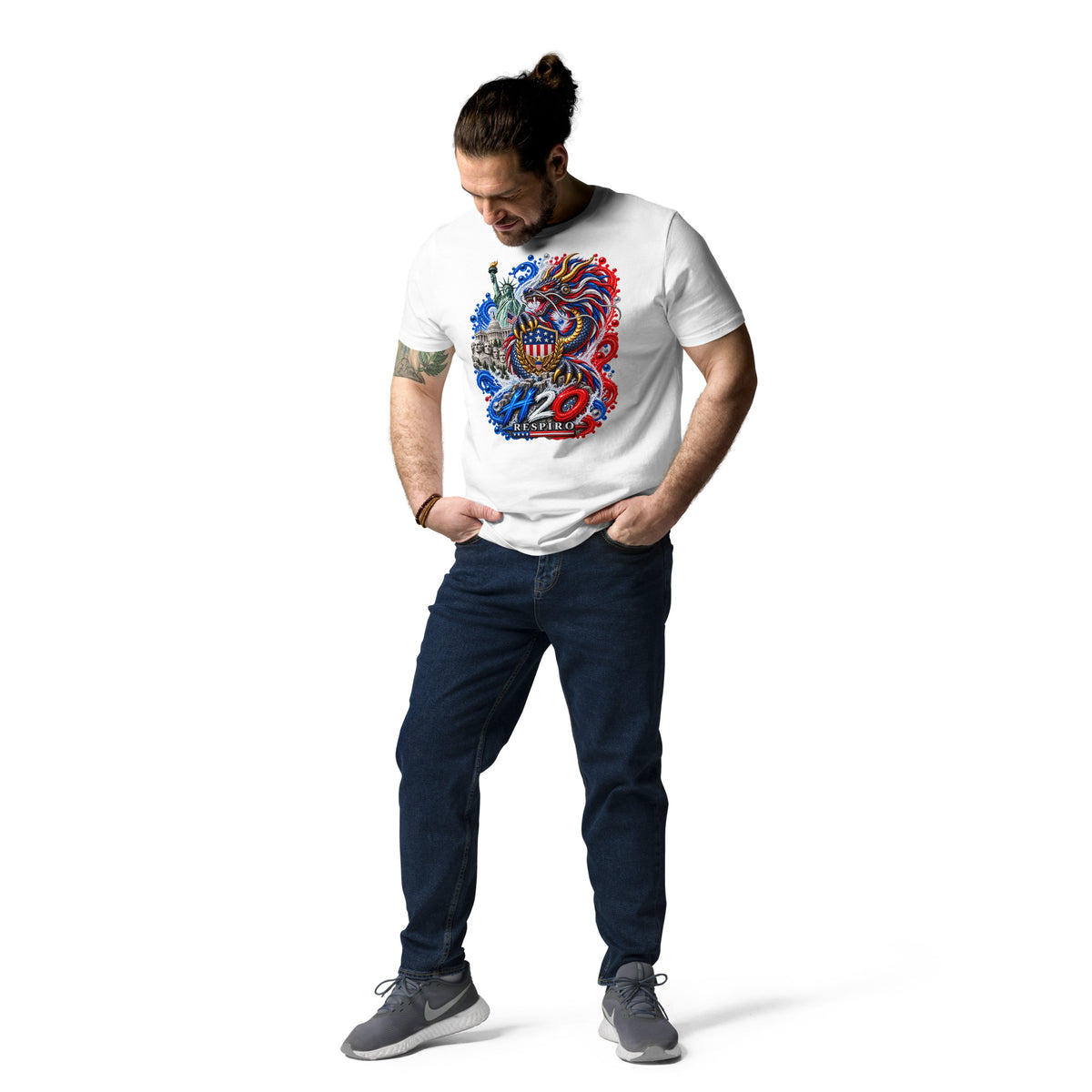 T-shirt unisexe Dragon Flow – Édition États-Unis de H2O Respiro, blanc en coton, porté par un homme avec un grand motif dragon multicolore sur le devant, avec jean et baskets grises.