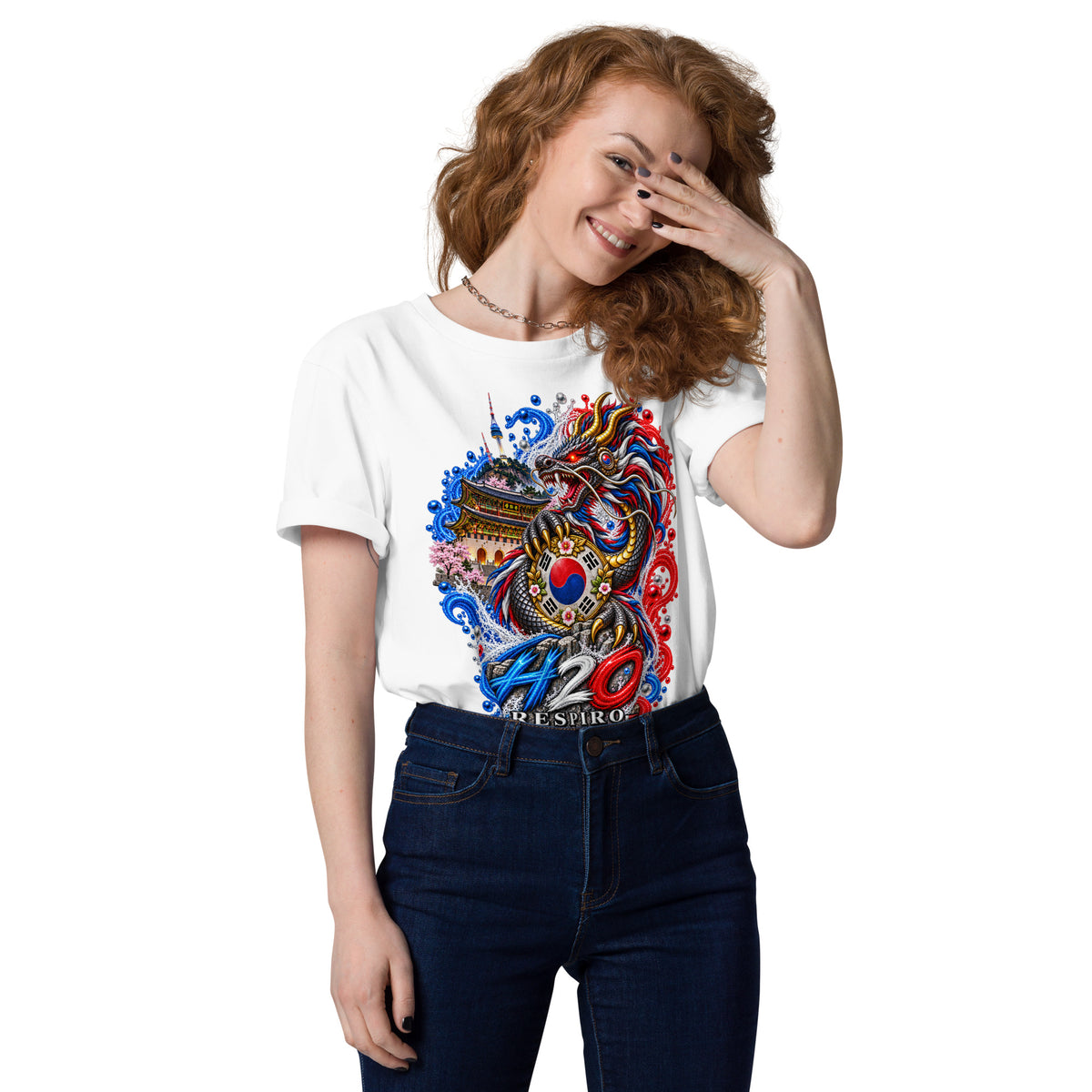T-shirt unisexe Dragon Flow – Édition Corée du Sud de H2O RESPIRO, en coton blanc, porté avec un grand motif dragon coloré et le logo H2O RESPIRO, sur un fond blanc.